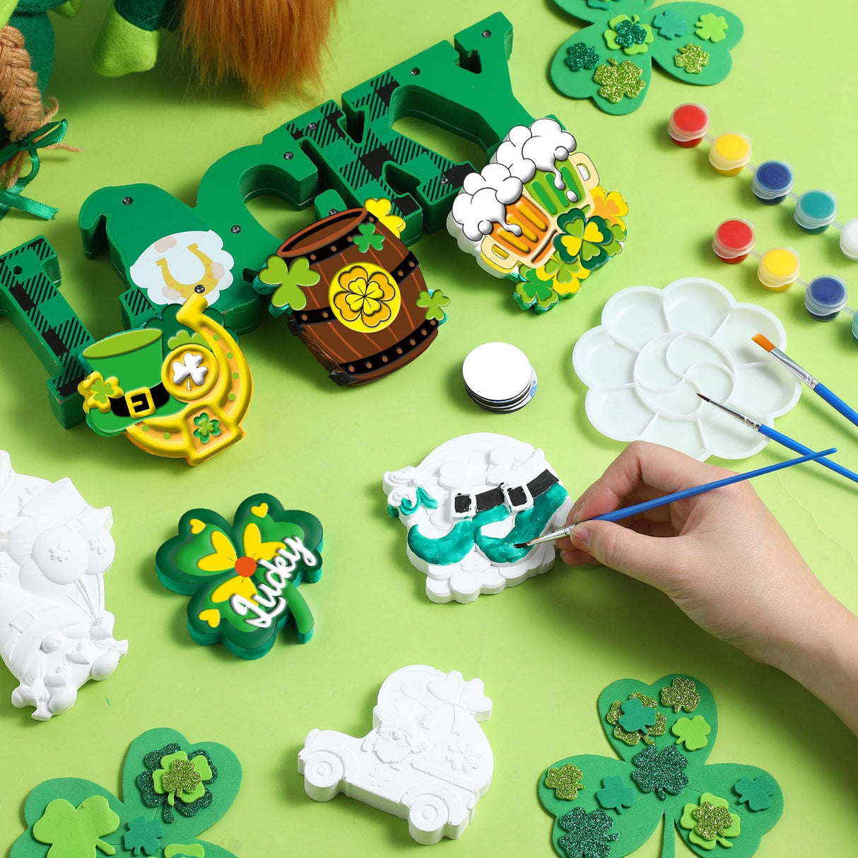Arrowbash 12 Sets St. Patrick's Day Plaster Painting Kit Ceramics to Paint Green Shamrock Fridge Magnets DIY Irish Theme Plaster Statue Crafts Unpainted Ceramic Figurines Refrigerator Magnets Arrowbash