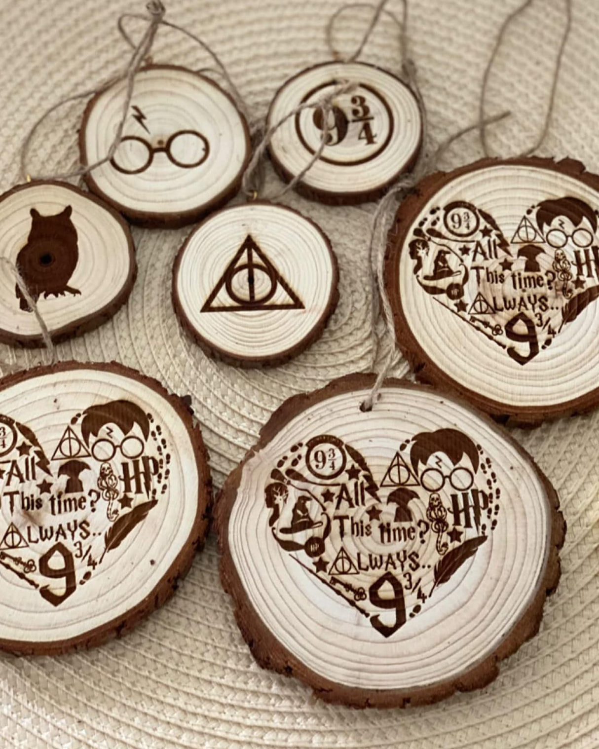 Natural Wood Slices 30 Pcs 3.5-4 Inches Craft Unfinished Wood Kit Predrilled Wooden Rounds with Bark, Wood Circles with Hole, Wood Slices for Crafts Ideal for DIY Projects, Christmas Ornaments ASSIRES