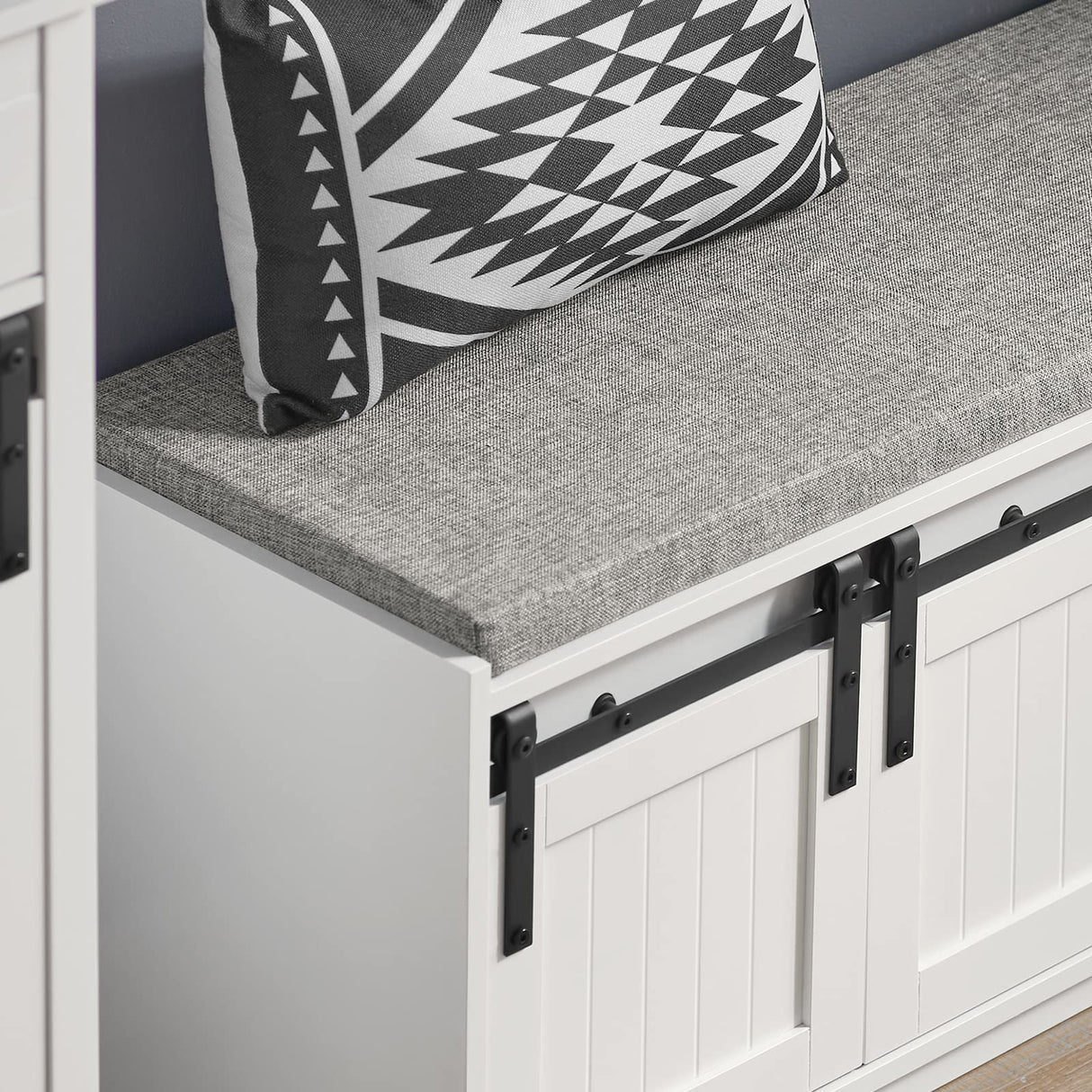 Haotian White Rustic Style Storage Bench with Sliding Barn Doors & Padded Seat Cushion, Hallway Bench, Shoe Cabinet, Window Shoe Bench, FSR133-W Haotian