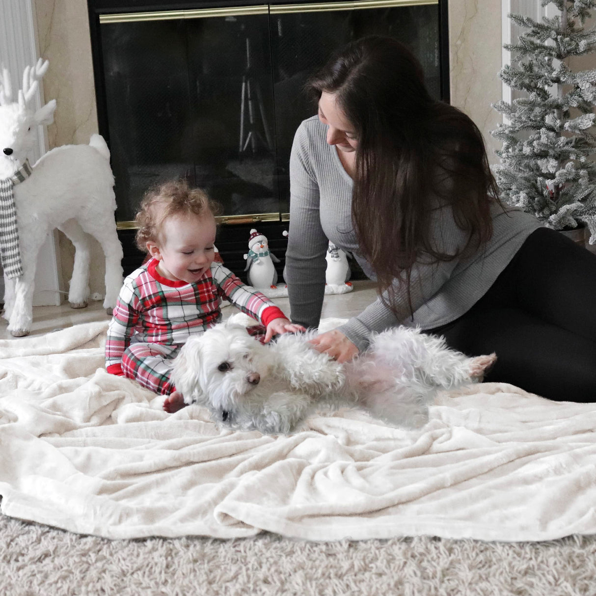 Bedsure White Fleece Blanket Throw Blanket - 300GSM Throw Blankets for Couch, Sofa, Bed, Soft Lightweight Plush Cozy Blankets and Throws for Toddlers Bedsure