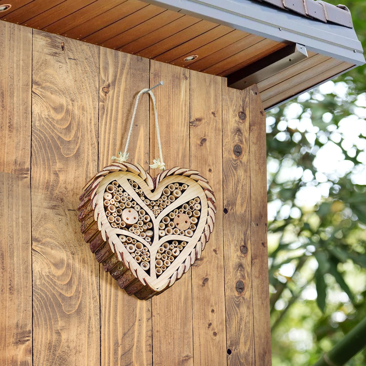 Execabe Mason Bee House, Heart-Shaped Wooden Bee House with Bamboo Tubes, Nesting Aid for Wild Bees, Natural Hanging Habitat for Pollinators, Increases Productivity in Your Garden Execabe