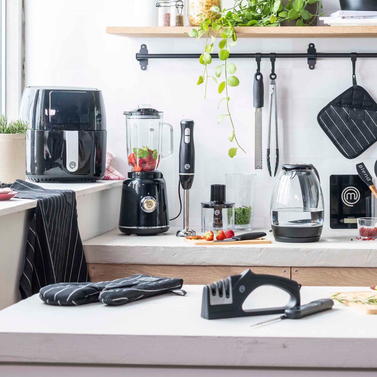 MasterChef Hand Mixer Electric, Handheld Egg Beater with Whisk Attachments and Dough Hooks, Stainless Steel Cake Accessories for Baking, Whipping Machine with Dishwasher Safe Parts, 6 Speed Settings MasterChef