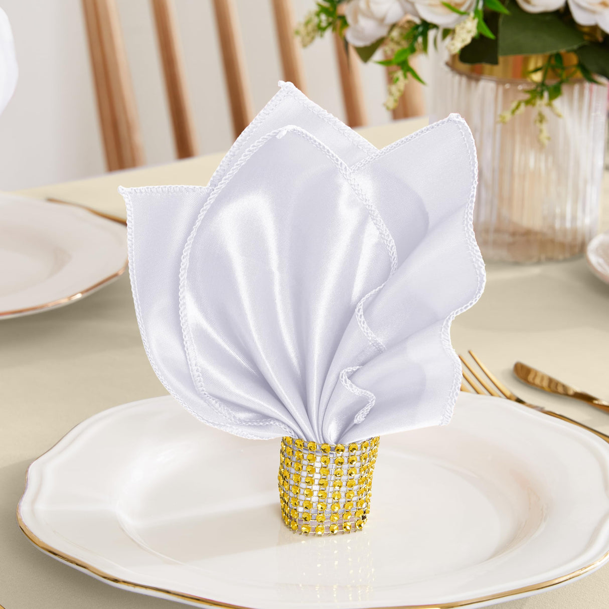 RUDONG M 100 Pcs White Satin Napkins and Napkin Rings Set, 17 x 17 Inch Square Cloth Napkins Set of 50, Silky Soft Table Napkins Bulk for Weddings, Banquet, Parties Dinner Decoration RUDONG M