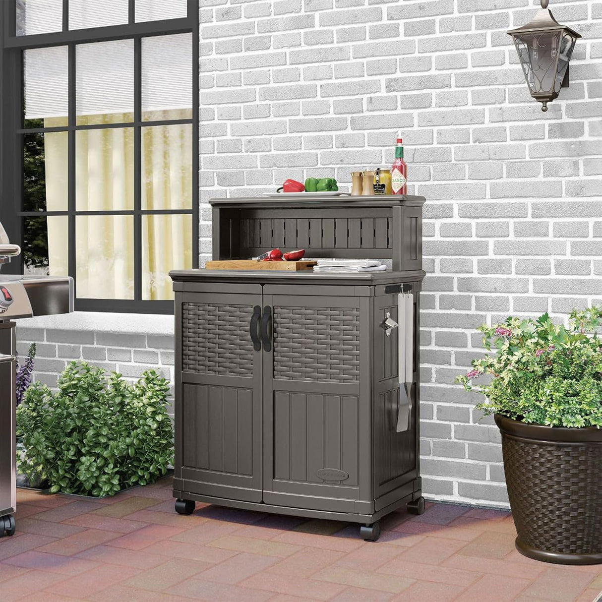 Suncast Patio Plastic Storage and Prep Station with Decorative Wicker Pattern and Multi Wall Panels for Patio, Garden, and Lawn Use, Stoney Gray Suncast