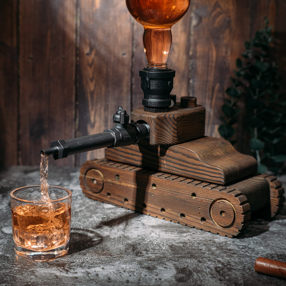 Army Tank Whiskey Decanter by The Wine Savant - Army Gifts for Men - Tank Gift - Bourbon and Scotch Decanter, Gifts for Military Veteran Gifts - 1000ml - Ideal Groomsmen Gifts Whiskey for Men - Wood The Wine Savant