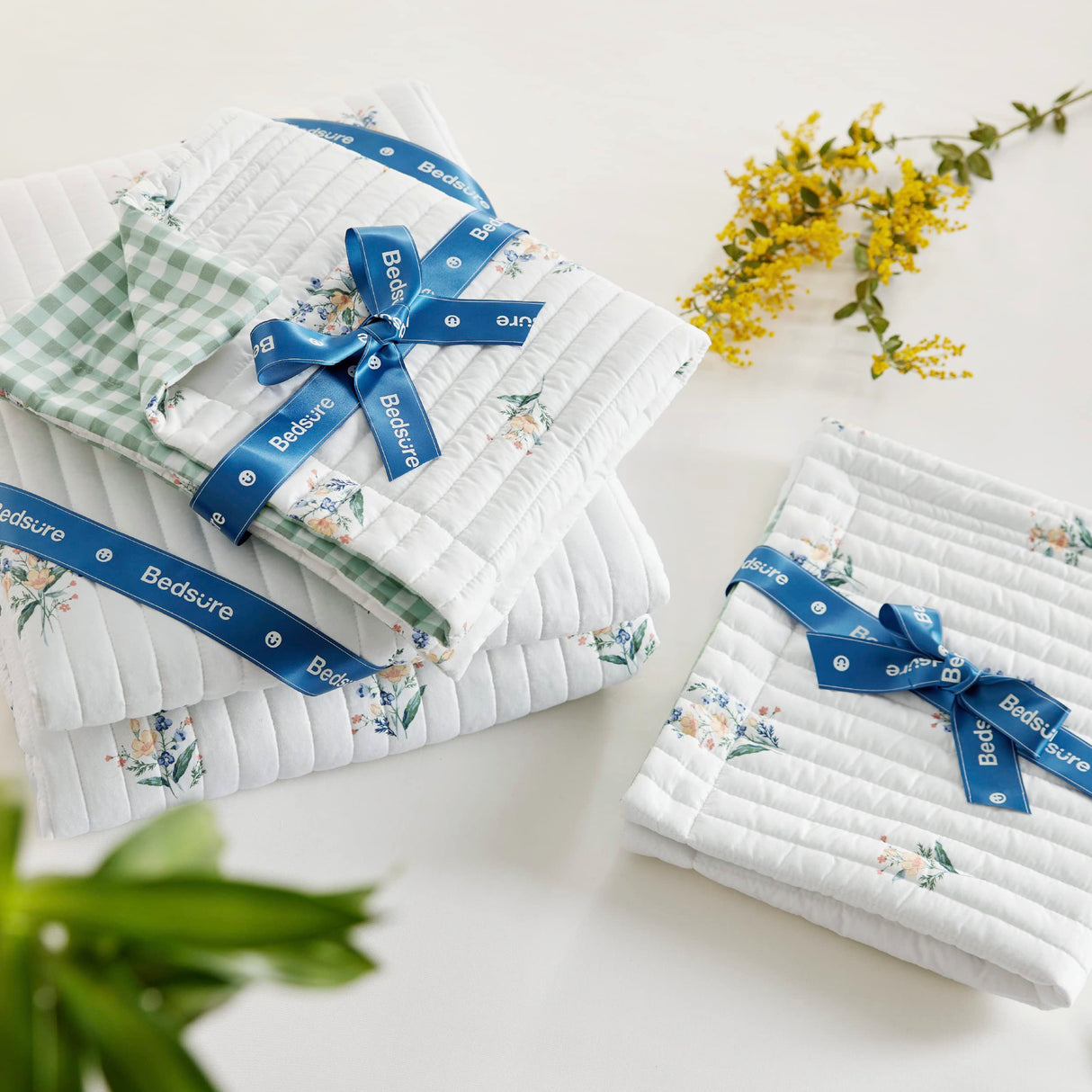 Bedsure Floral Quilt Queen Size - Reversible Botanical Spring Flower Quilt Bedding Microfiber Lightweight Bedspread, Soft Coverlet for All Seasons (90"x96") Bedsure