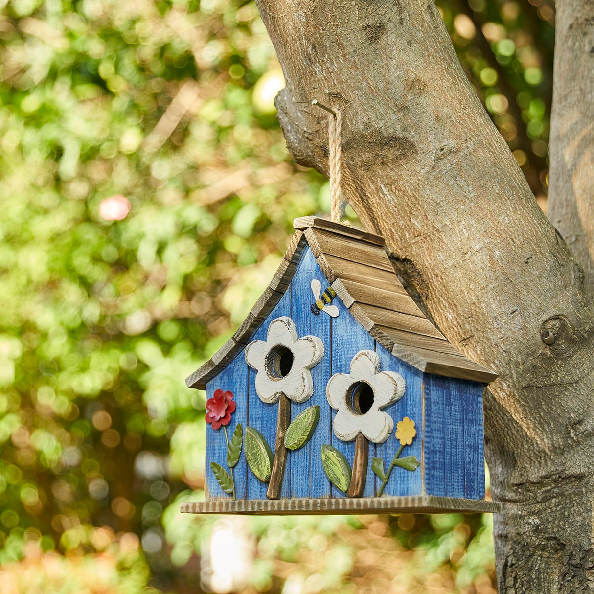 Glitzhome 10.75" L Distressed Solid Wood Hanging Birdhouse with 3D Flowers Rustic Hand-Painted Garden Bird Houses for Outdoors Decorative Glitzhome
