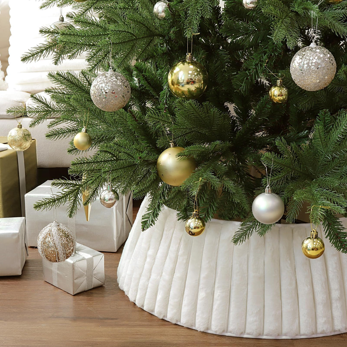 Bunny Chorus Christmas Tree Collar, Rustic White Luxury Plush Faux Fur Tree Collar with Stripe Textured Pattern, Soft Fluffy Xmas Tree Ring Boho Tree Skirt for Holiday Decorations Indoor Home Decor Bunny Chorus