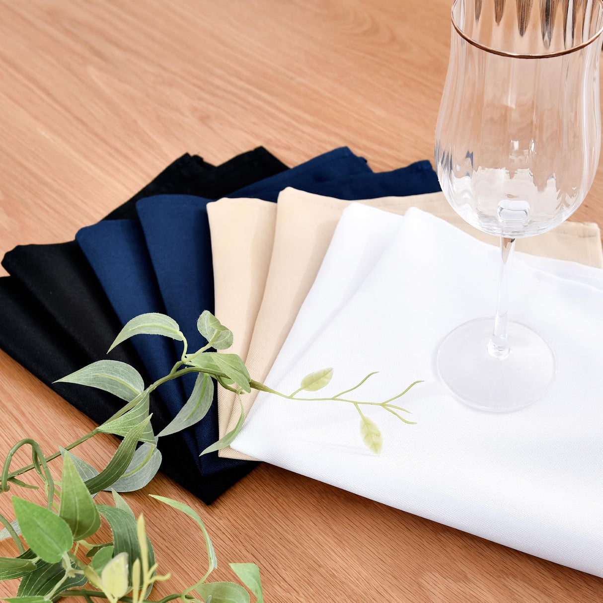 Wolkemer Set of 4 White Cloth Napkins 17 x 17 Inches Solid Washable Polyester Dinner Napkins with Hemmed Edges for Dinners Parties Weddings Banquets Events Table Decoration Wolkemer