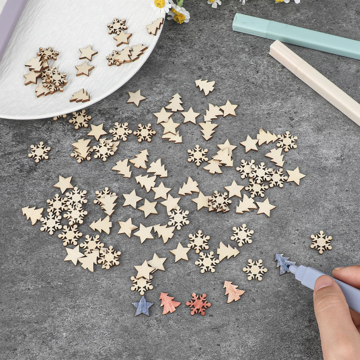 JJUNW 100Pcs Unfinished Wooden Stars Ornaments, Cutout Blank Wood Pieces Star, 0.59'' Small Wooden Stars for Crafts, Natural Wooden Cutouts Ornaments for Christmas Wedd (Christmas Tree Snowflake Star) JJUNW
