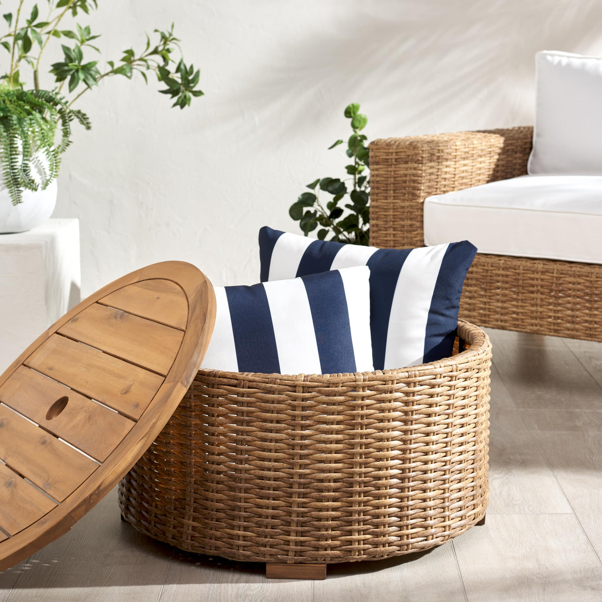 SAFAVIEH Couture Collection Anguilla Natural Brown Faux Wicker Indoor/Outdoor Storage Coffee Table (Fully Assembled) SAFAVIEH