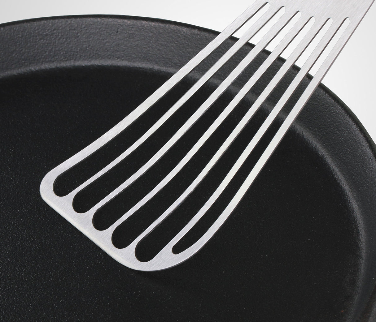 New Star Foodservice 43068 Wood Handle Fish Spatula, 6.5" Blade, Silver New Star Foodservice