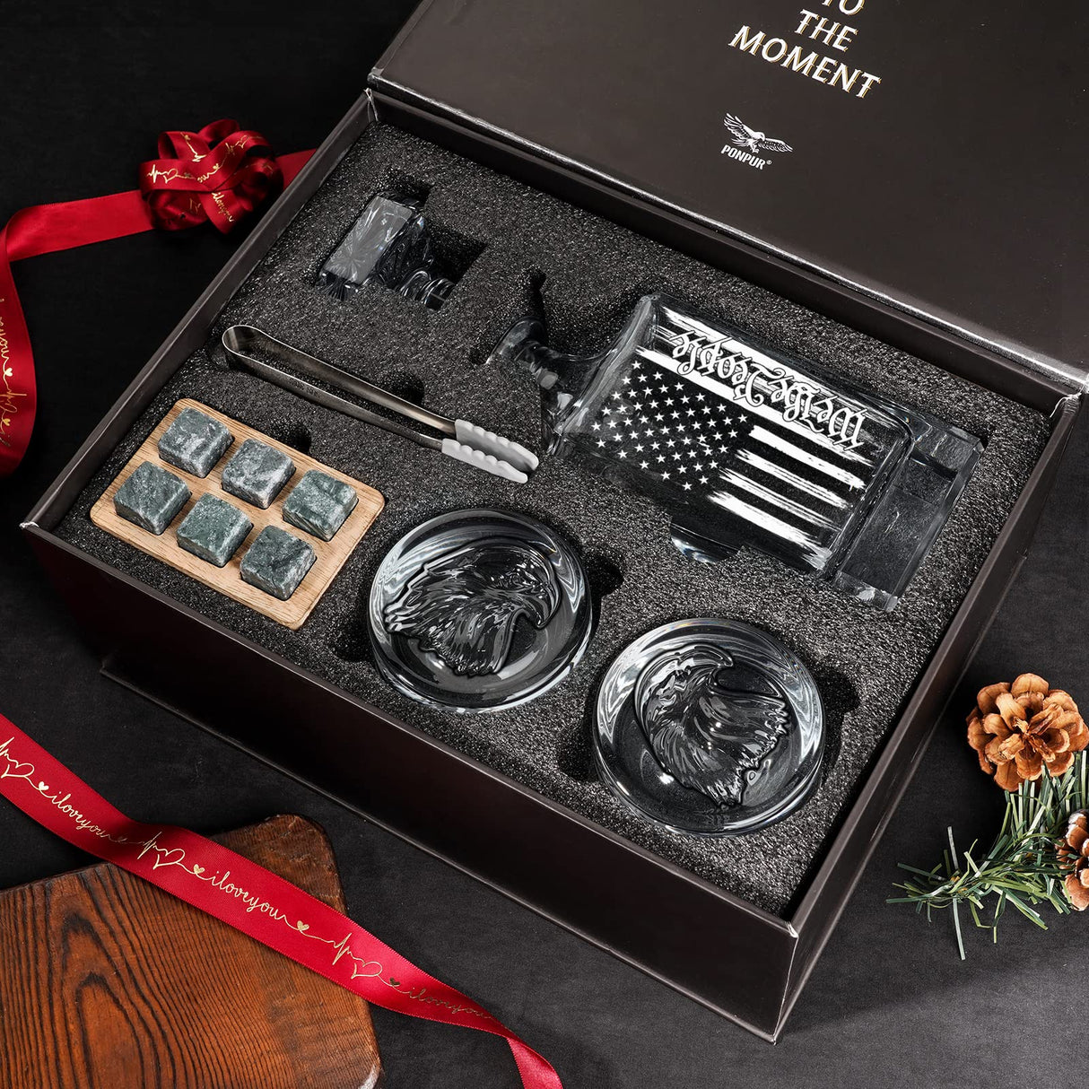 PONPUR Whiskey Decanter Engraved We The People American Flag, 750ml Whiskey Decanter Set with 2 Glasses, Christmas Boss Day Patriotic Birthday Gifts For Men Dad, Liquor Scotch Bourbon Presents PONPUR