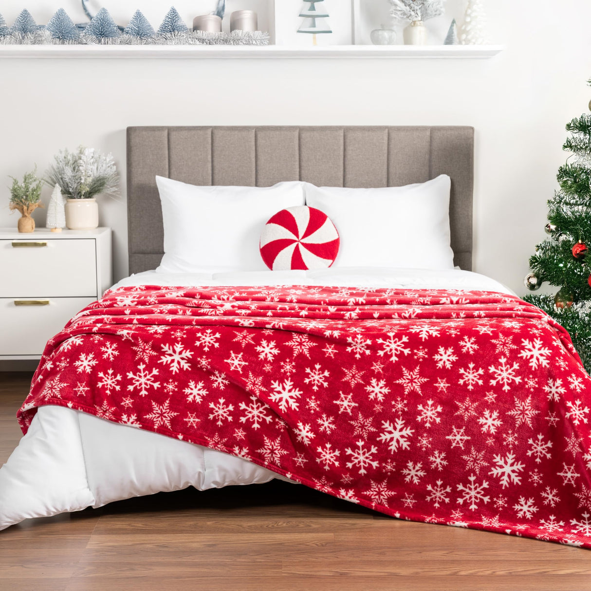 PAVILIA Christmas Throw Blanket | Red Snowflake Christmas Fleece Blanket | Soft, Plush, Warm Winter Cabin Throw, 50x60 (Red/White Snowflake) PAVILIA