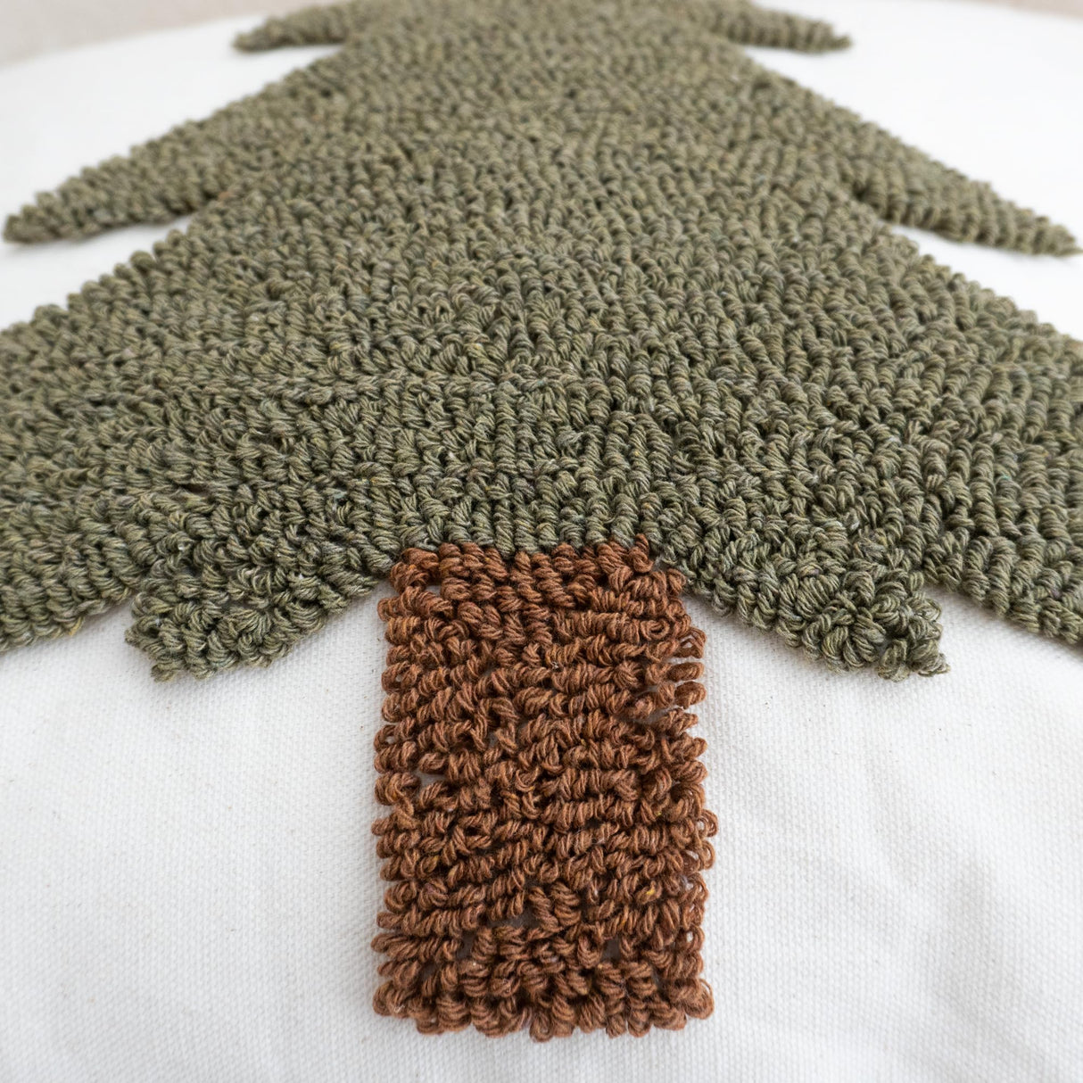 VANNCIO Green Tufted Christmas Tree Throw Pillow Cover, New Year Farmhouse Pillowcase with Tassels, Hand Woven Cushion Sham for Winter Holiday Home Decor, 18x18 inch, 1PCS (Pine Tree) VANNCIO