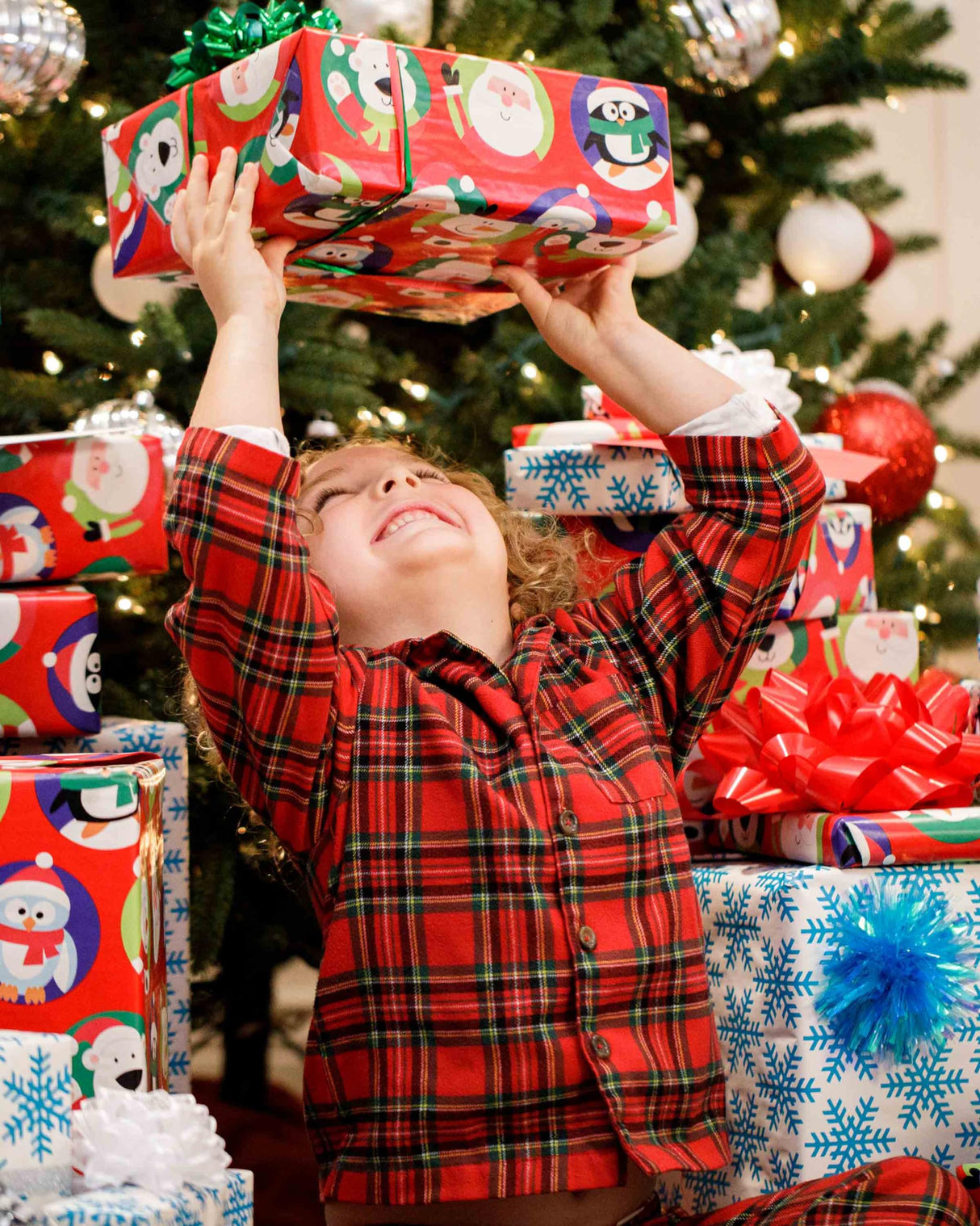 American Greetings 175 sq. ft. Reversible Kids Christmas Wrapping Paper, Santa and Snowflakes (1 Jumbo Roll 30 in. x 70 ft.) American Greetings