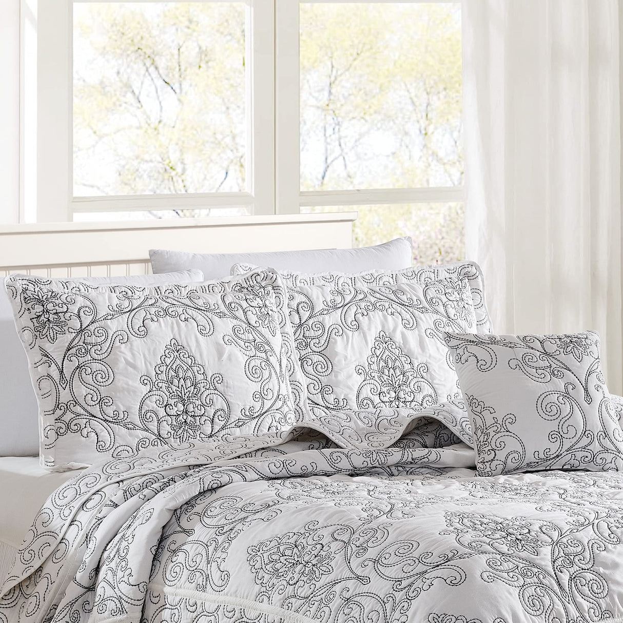 Home Soft Things Damask 4 Piece Bedspread Set, Scalloped Edge Reversible Quilt Coverlet Comforter Prewashed Bedding Set, Matelasse Embossed Floral Solid Pattern,White Oversize Queen(110" x 120") Home Soft Things