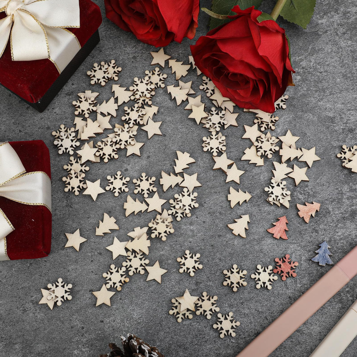 JJUNW 100Pcs Unfinished Wooden Stars Ornaments, Cutout Blank Wood Pieces Star, 0.59'' Small Wooden Stars for Crafts, Natural Wooden Cutouts Ornaments for Christmas Wedd (Christmas Tree Snowflake Star) JJUNW