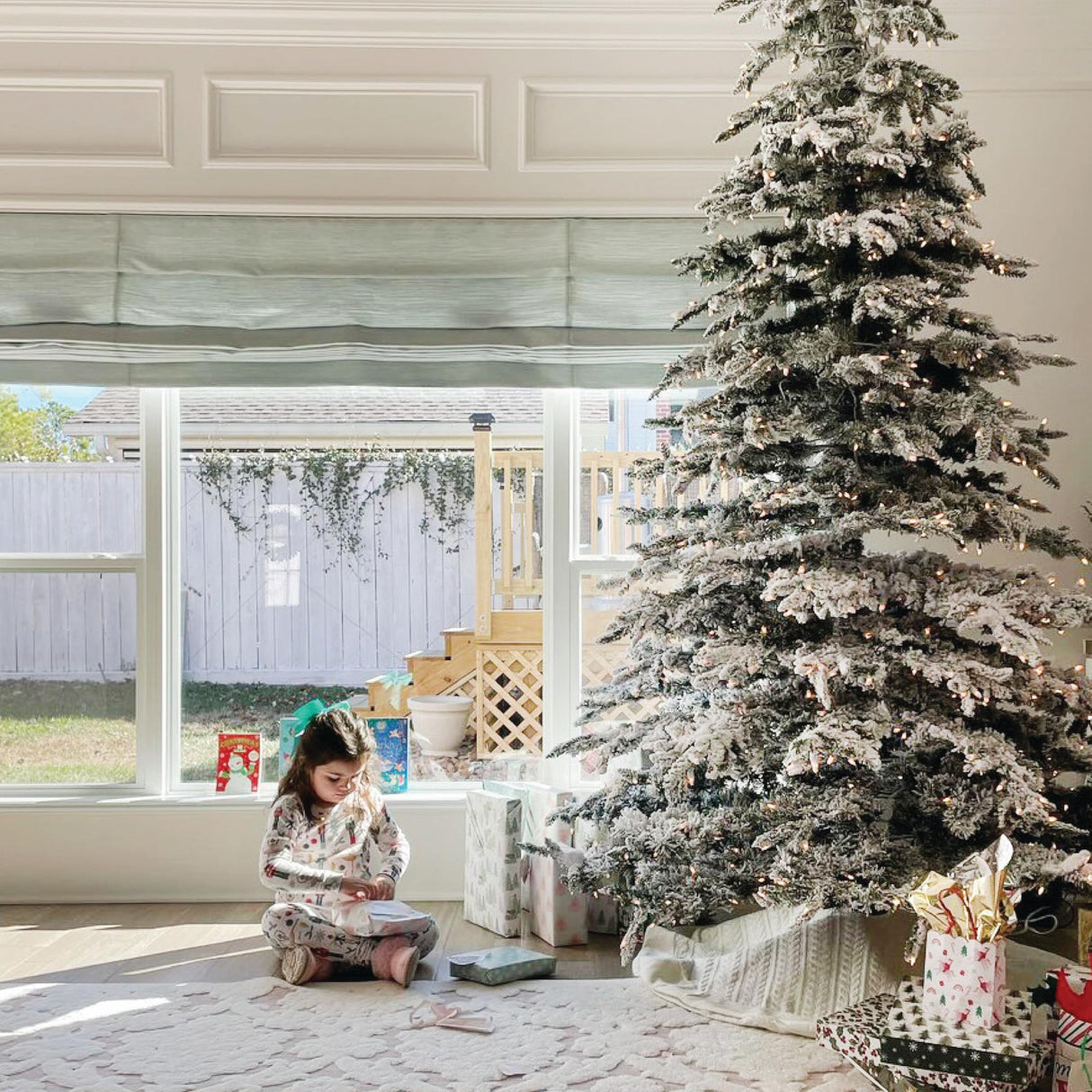 Fraser Hill Farm 9-Ft. Pre-Lit Mountain Pine Snow Flocked Artificial Christmas Tree with Stand, Tall & Foldable Heavily Flocked Christmas Tree with Realistic Foliage & White Incandescent Smart Lights Fraser Hill Farm