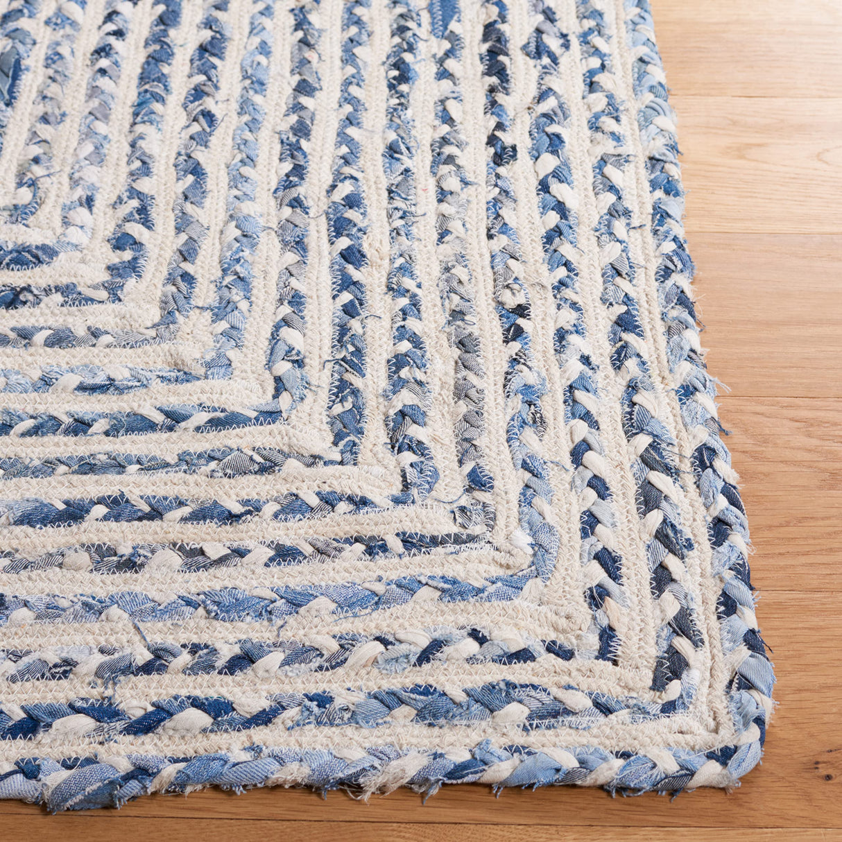 SAFAVIEH Braided Collection Area Rug - 5' x 8', Blue & Ivory, Handmade Farmhouse Cotton, Ideal for High Traffic Areas in Living Room, Bedroom (BRD260M) SAFAVIEH
