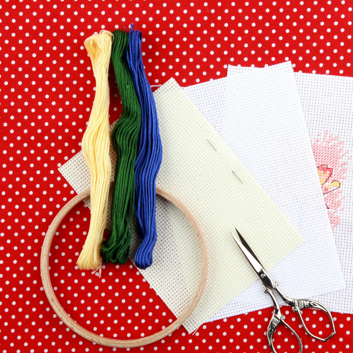 101 Christmas Minis, Book 2-Packed with Traditional Holiday Designs for Ornaments, Gift Embellishments and More LEISURE ARTS