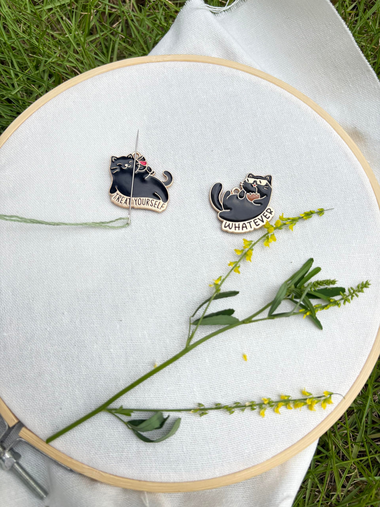 Cats (2 Pieces) Needle Minder Magnetic Needle Keeper for Cross Stitch Embroidery Sewing Needle and Pin Holders HENYANMHXH