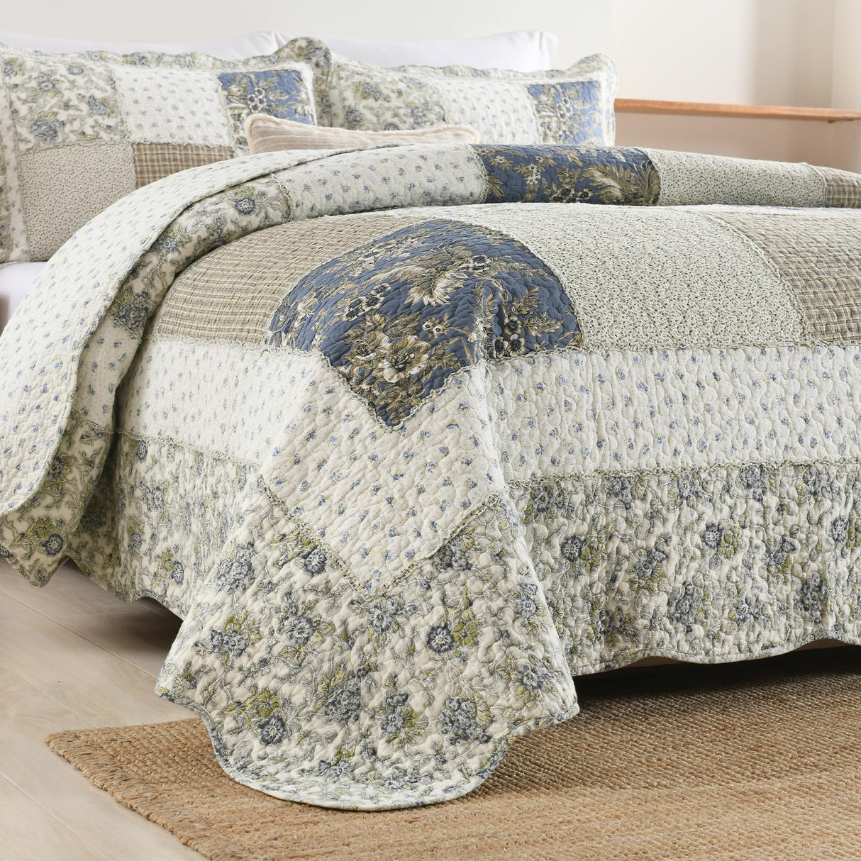 Yvooxny Quilt Set King Size Reversible Country Farmhouse Floral Real Patchwork Quilted Bedspread 3-Piece Quilt Set with Pillowcases with Ruffles for All Seasons, 96 x 108 Inches Yvooxny