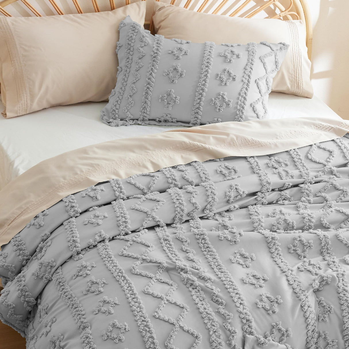 Bedsure Tufted Boho Comforter Set Queen - Grey Boho Bedding Comforter Set, 3 Pieces Farmhouse Shabby Chic Embroidery Bed Set, Soft Jacquard Comforter for All Seasons Bedsure