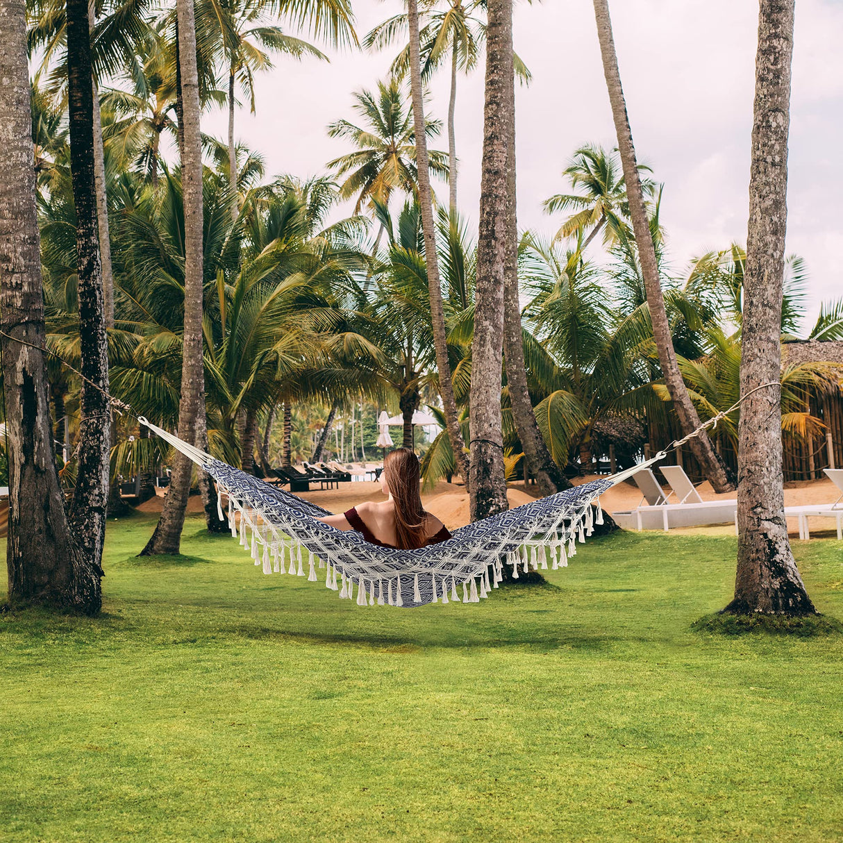 Backyard Hammock with Tassels,Garden Hammocks with Portable Carry,Bag Deluxe Macrame Fringe for Patio,Garden,Backyard,Beach,Outdoor and Indoor Porch Fabric, Up to 450Lbs (Blue-Diamond) ROOITY