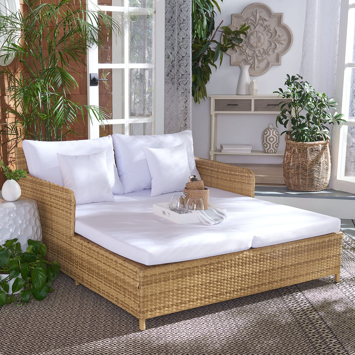 SAFAVIEH Outdoor Collection Cadeo Natural/White Cushion Daybed PAT7500D SAFAVIEH