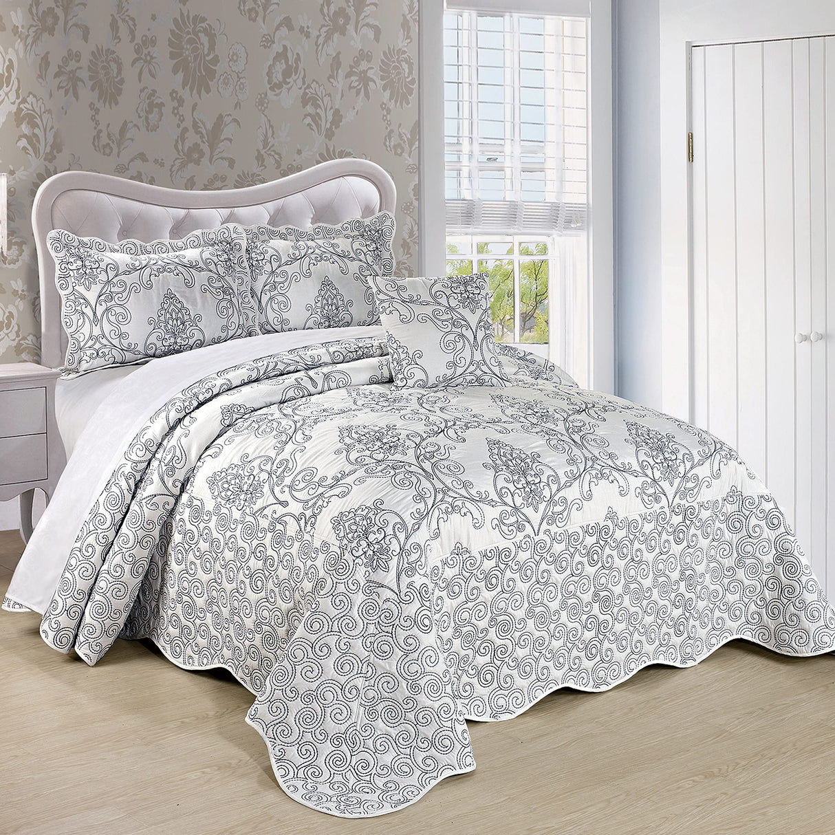 Home Soft Things Damask 4 Piece Bedspread Set, Scalloped Edge Reversible Quilt Coverlet Comforter Prewashed Bedding Set, Matelasse Embossed Floral Solid Pattern,White Oversize Queen(110" x 120") Home Soft Things