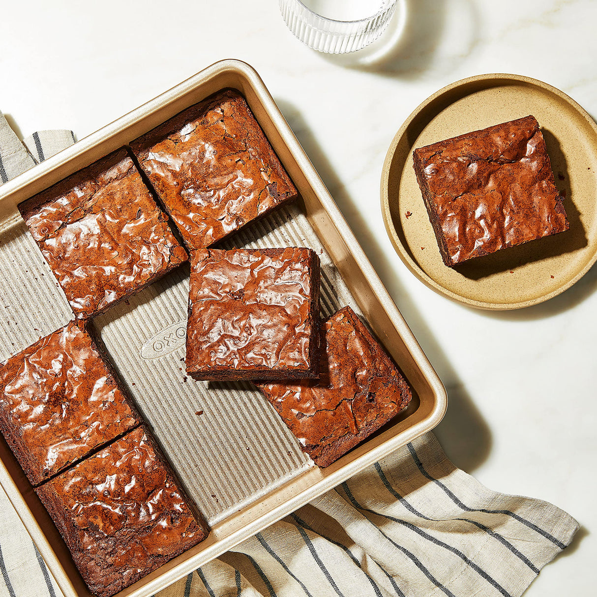 OXO Good Grips Non-Stick Pro Cake Pan Square 9 x 9 Inch, brown OXO