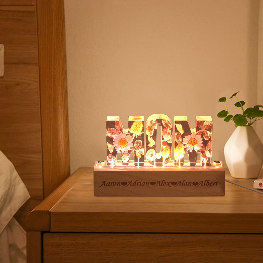 Ozinna Personalized Mom Flower Lamp Custom Dry Flower Name Epoxy Resin Night Light, Flower Crystal Women Resin Alphabet Lights Mothers Day Christmas Ozinna