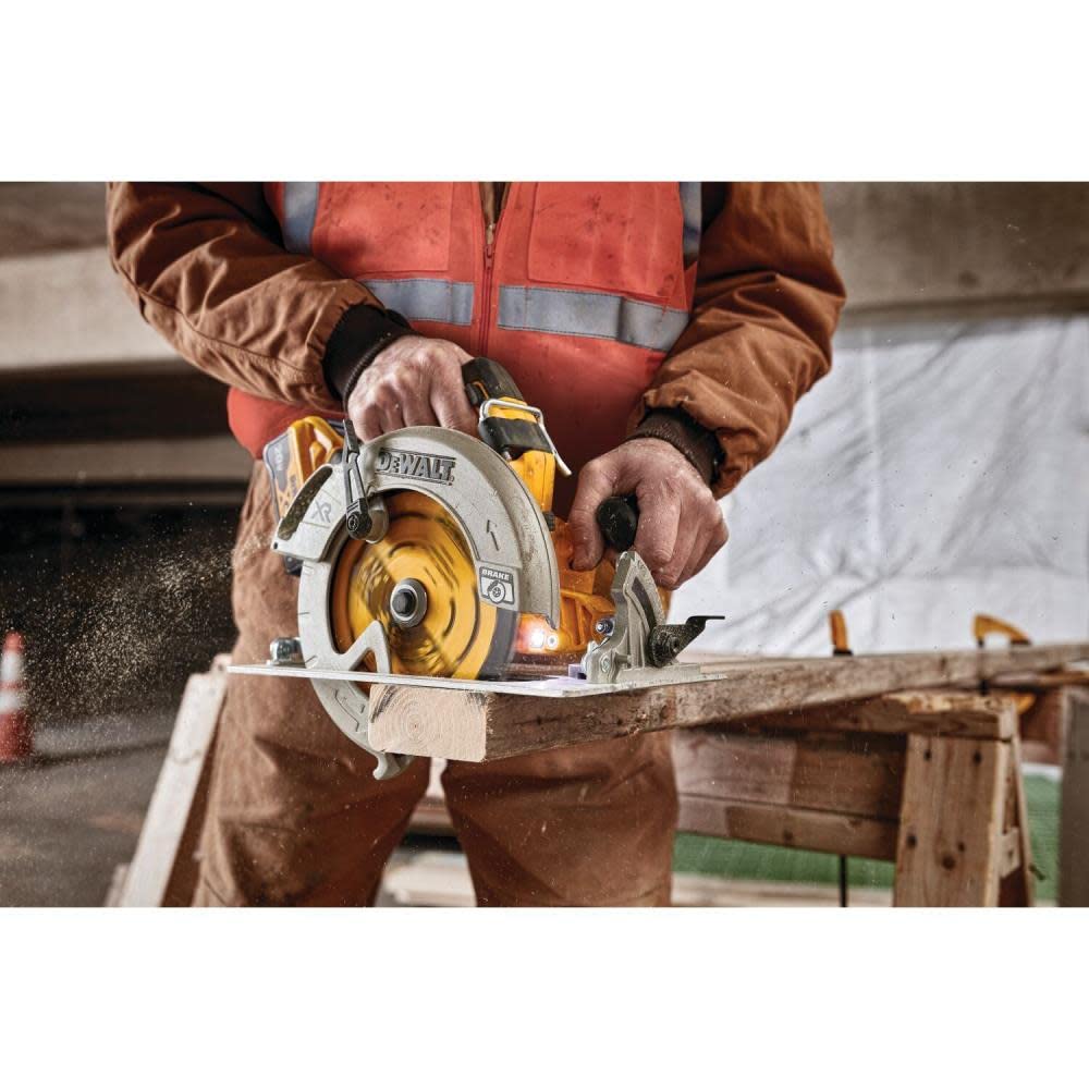 DEWALT 20V MAX* XR® BRUSHLESS 7-1/4" CIRCULAR SAW WITH POWER DETECT™ (Tool Only) (DCS574B) DEWALT