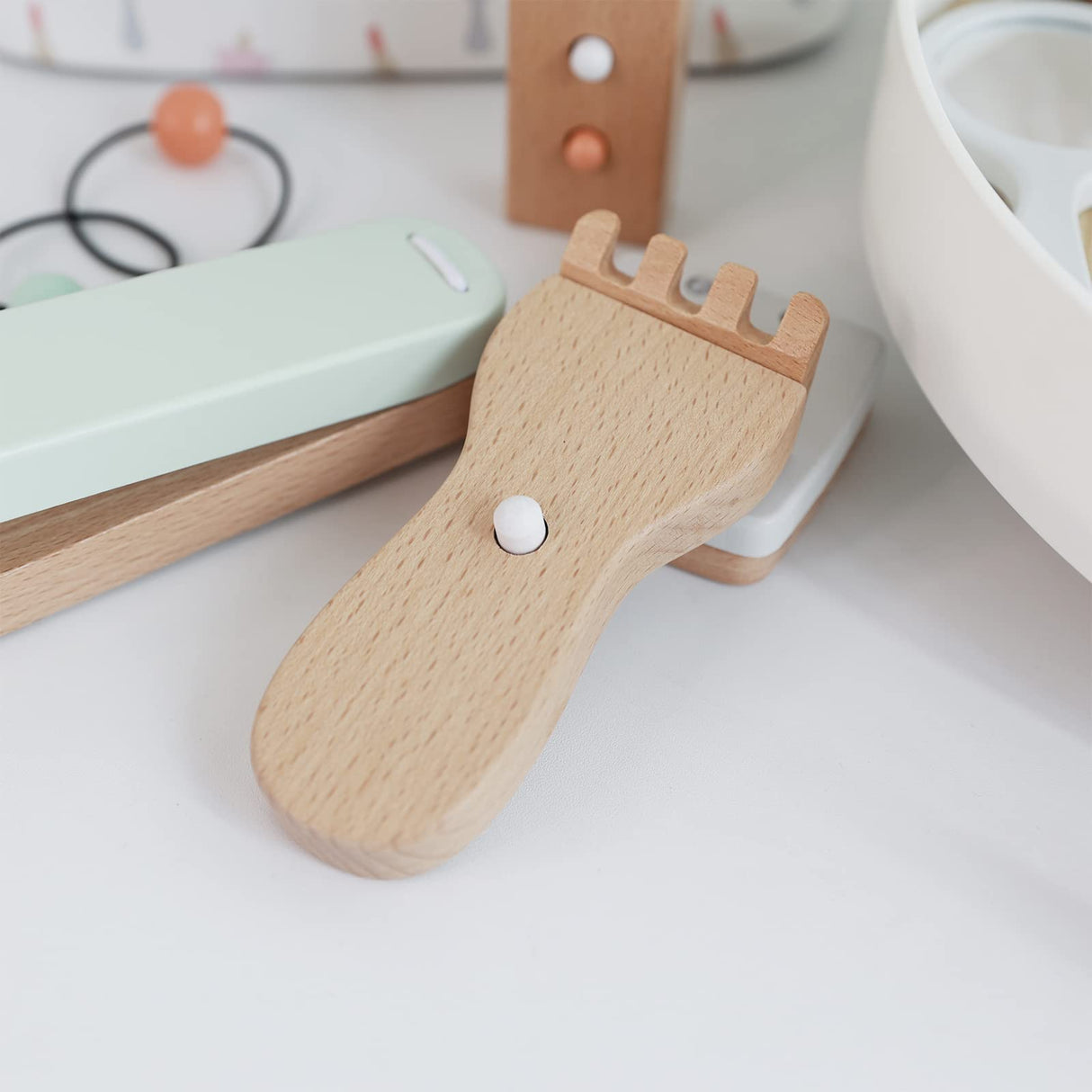 nunukids Wooden Makeup Toy Set Pretend Wood Beauty Salon Toys Toddler Wooden Makeup Kit for Girls 16PC nunukids