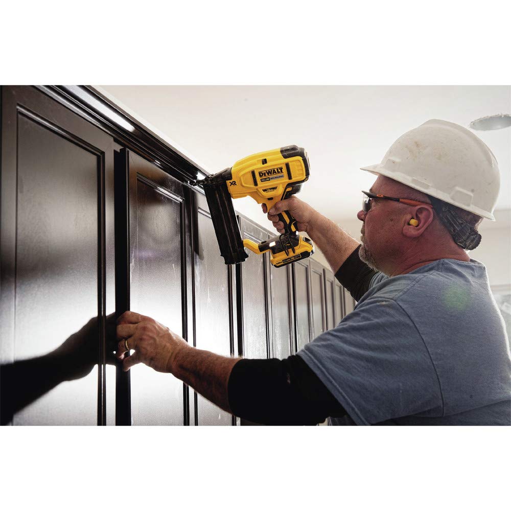 DEWALT 20V MAX* Cordless Brad Nailer Kit, 18GA (DCN680D1) DEWALT