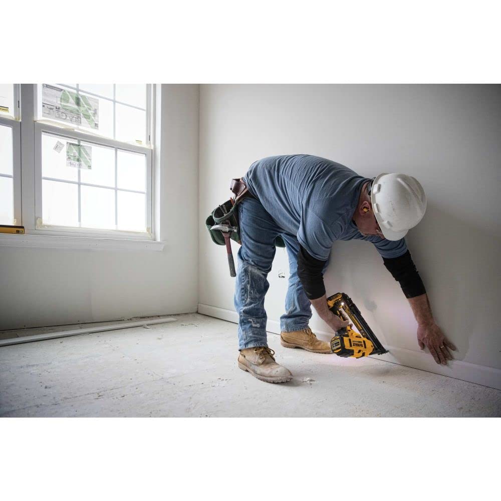 DEWALT 20V MAX Finish Nailer Kit, Angled, 15GA, Battery, Charger & Bag (DCN650D1) DEWALT