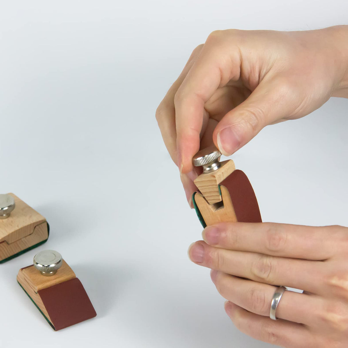 KVMORZE 3Pcs Wooden Sandpaper Block Set, Square Bevel Wedge Hand Sanding Block, Handmade Leather Edge Grinding Polishing Tool for DIY Leather Craft KVMORZE