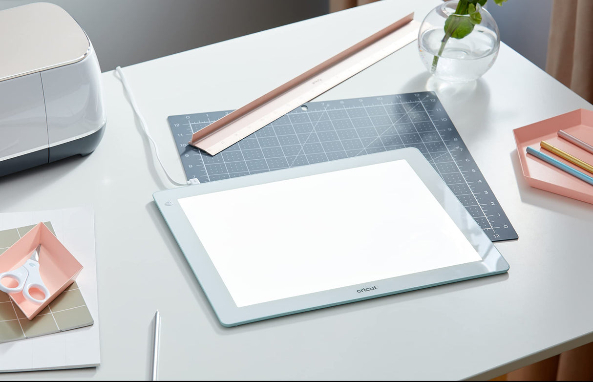 Cricut BrightPad Go(29.2 cm x 22.8 cm),Flexible LED Light,Five Brightness Settings Up to 4200 Lumens,Cordless and Portable Drawing Light Pad for Cricut