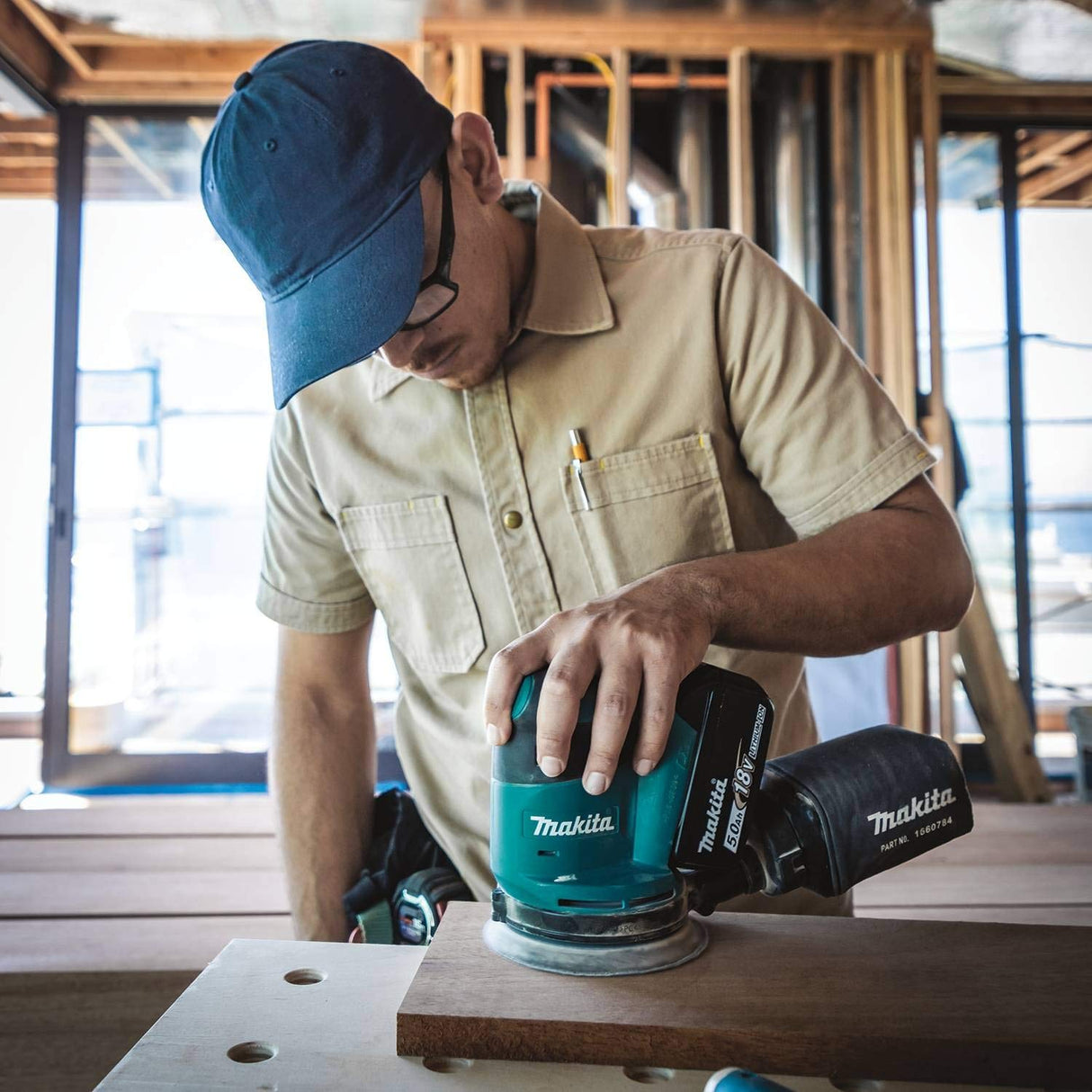Makita XOB01T 18V LXT® Lithium-Ion Cordless 5" Random Orbit Sander Kit (5.0Ah) Makita