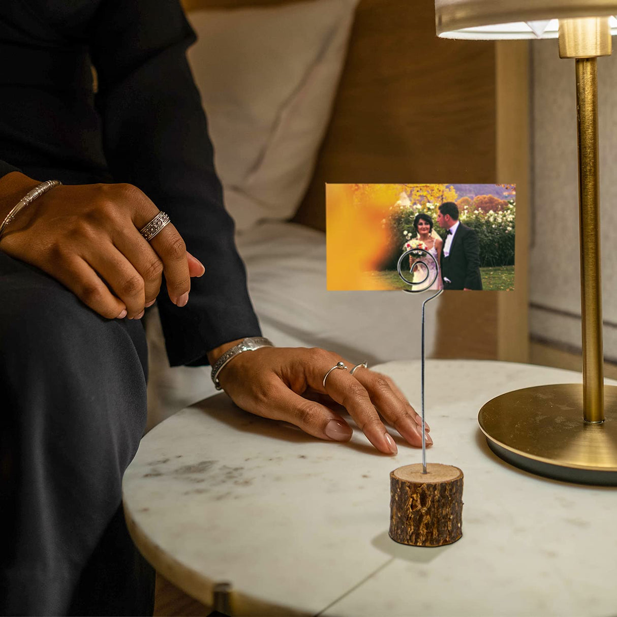 LepoHome 20 Pcs Rustic Wood Place Card Holders with Swirl Wire and 30 Pcs Kraft Place Cards, Wooden Table Number Holder Stand Photo Picture Note Clip LepoHome