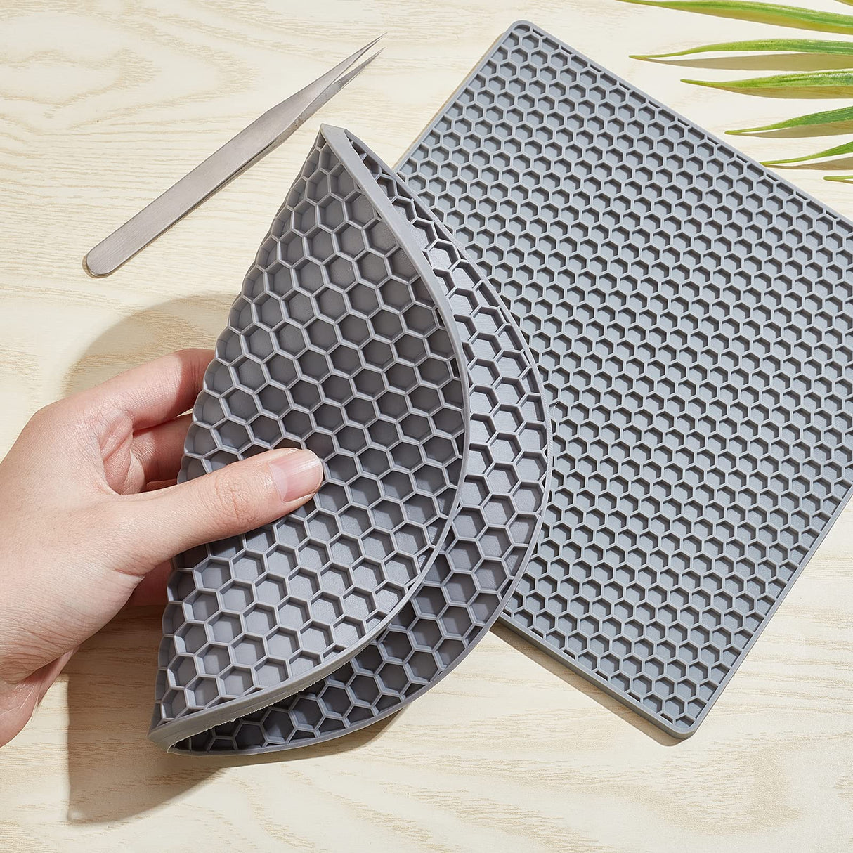 GORGECRAFT 2 Styles Silicone Doming Mats Round Square Resin Doming Mats Heat Resistant Synthetic Rubber Honeycomb Gray Pads Trays Tweezer for DIY GORGECRAFT