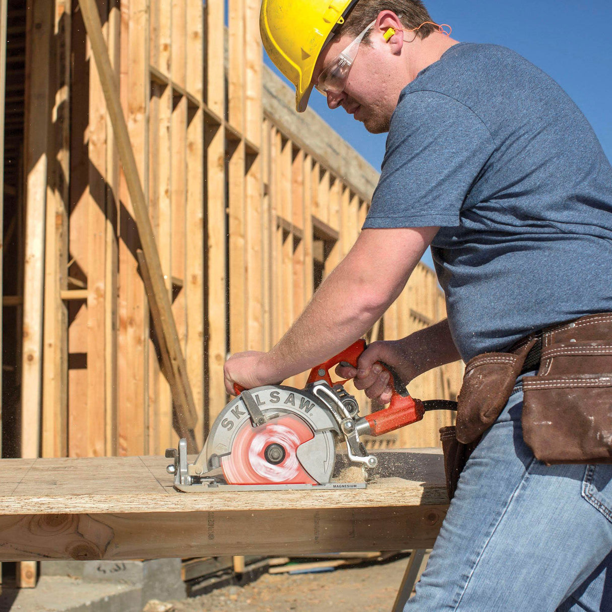 Skilsaw Magnesium Lightweight Worm Drive Circular Saw - 7 1/4in. 15 Amp, Model Number SPT77WML-22 SKILSAW