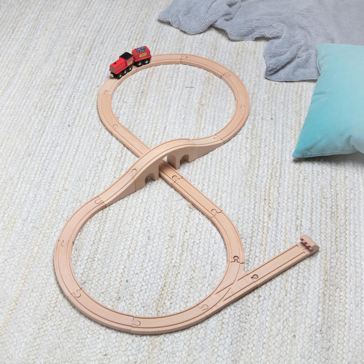 Melissa & Doug Classic Wooden Figure Eight Train Set (22 pcs) Melissa & Doug