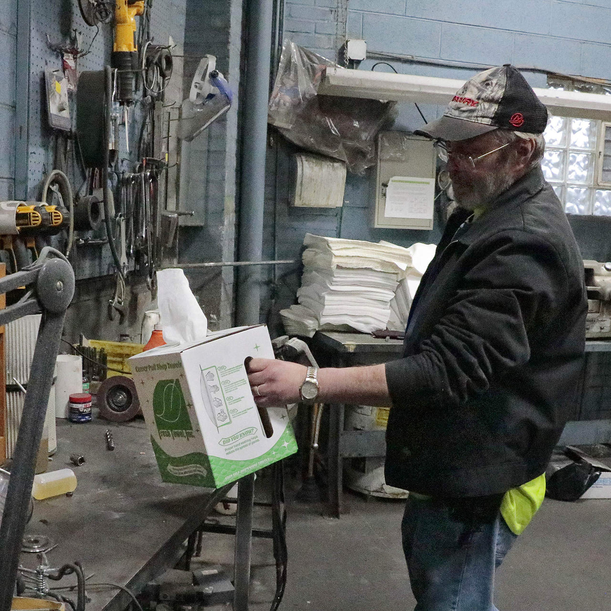 Fresh Towel Ultra Strong Center Pull Shop Towels - (1 Box of 300) Disposable Cleaning Towels - White, 9 x 12 inches - FT500 Fresh Towel, Inc.