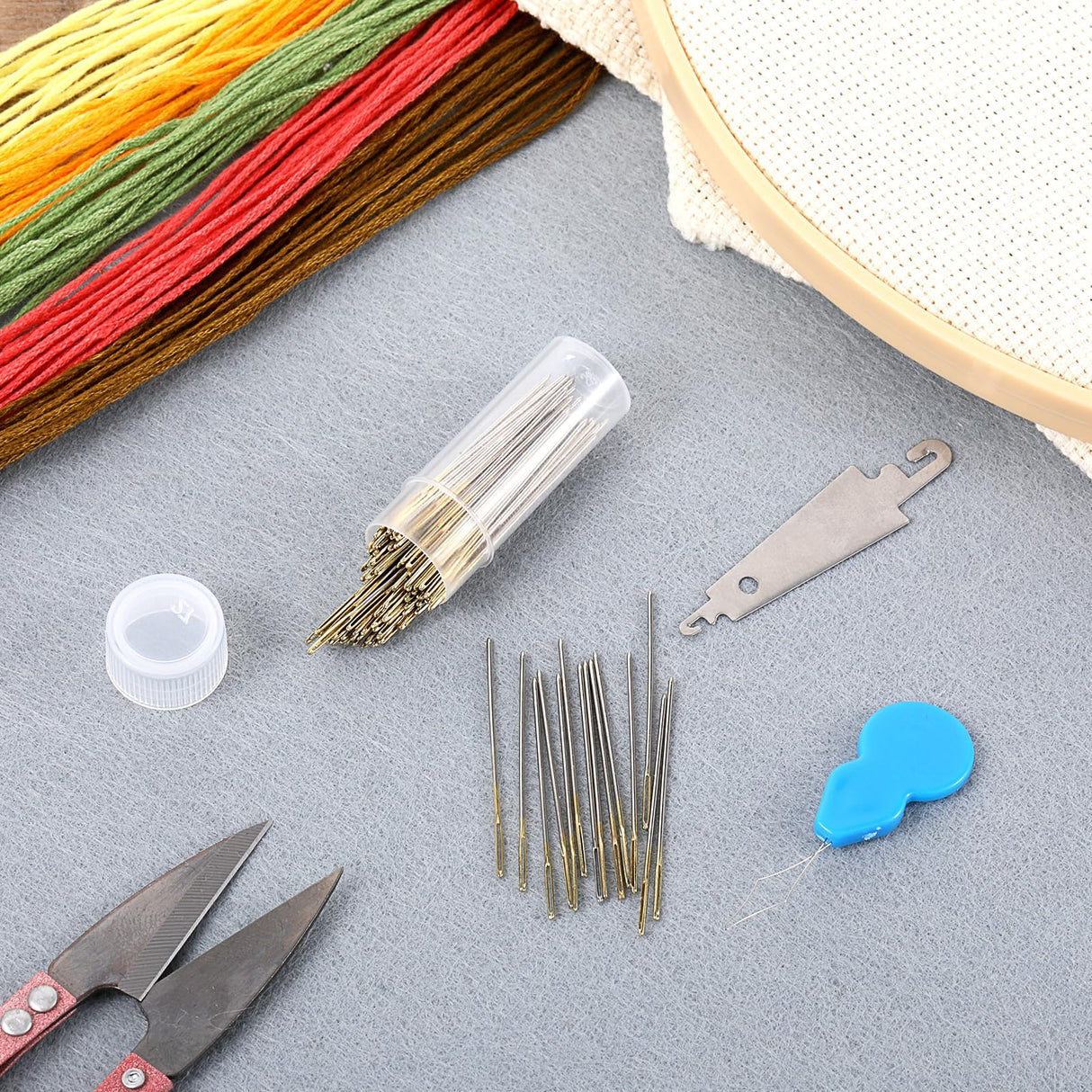 100pcs Cross Stitch Needles +2 Needle Threader Golden Color Large Eyes Cross Stitch DIY Embroidery Hand Needles Large Eyes Cross Stitch DIY Embroidery Hand Needles Sewing Needles in Transparent Box EupHHonycs