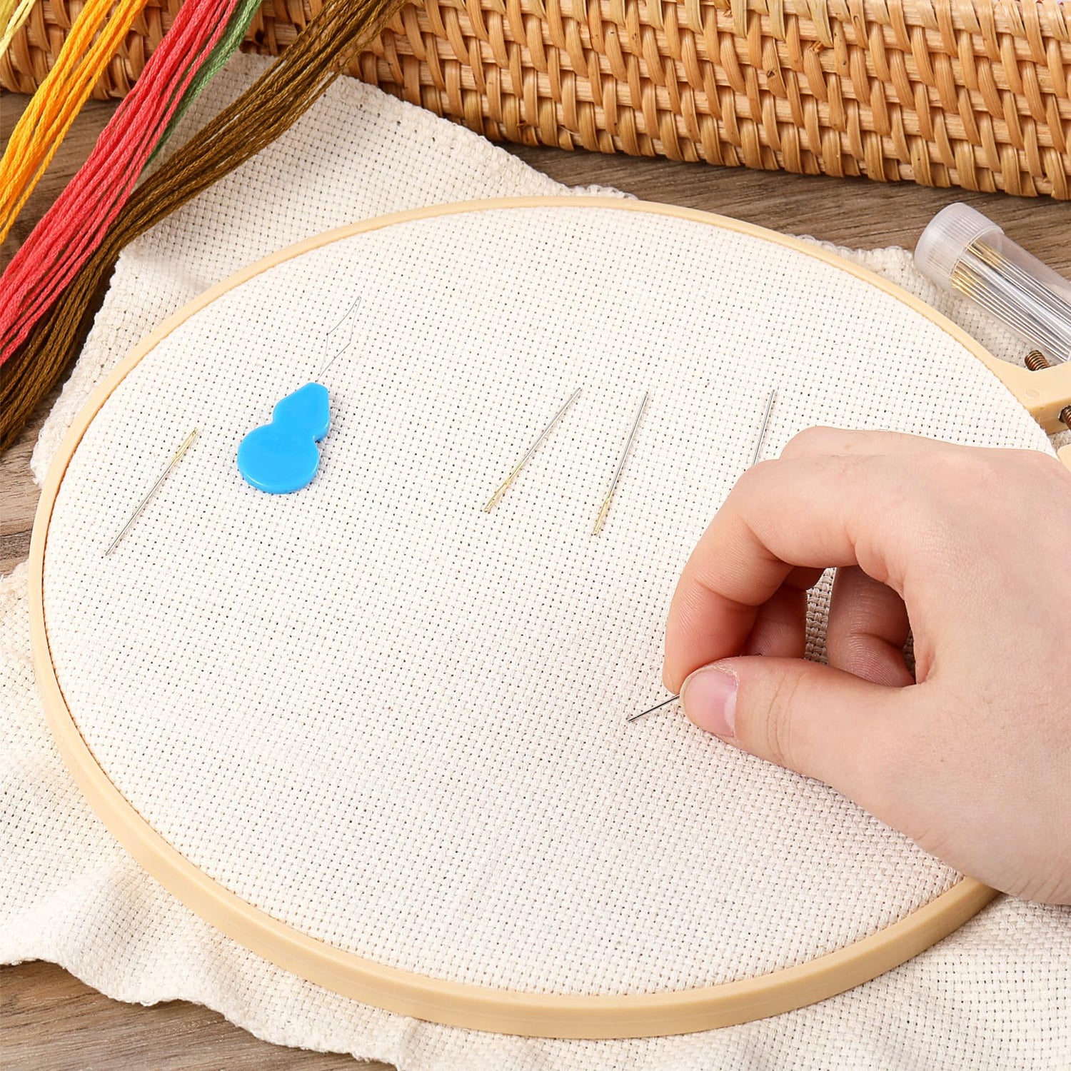 100pcs Cross Stitch Needles +2 Needle Threader Golden Color Large Eyes Cross Stitch DIY Embroidery Hand Needles Large Eyes Cross Stitch DIY Embroidery Hand Needles Sewing Needles in Transparent Box EupHHonycs