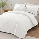 Exclusivo Mezcla Twin Size Quilt Set - White Quilts Bedding Set with 2 Pillow Shams, Modern Bedspread with Striped Pattern, Soft Lightweight Bedspreads Coverlets for All Seasons Exclusivo Mezcla