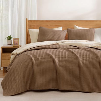 WRENSONGE King Size Quilt-3 Pieces Lightweight Bedspreads Brown King Quilt Bedding Set for All Seasons, Soft Summer Coverlet with 2 Pillow Shams Suitable for Bed, Couch, Quilt Blanket