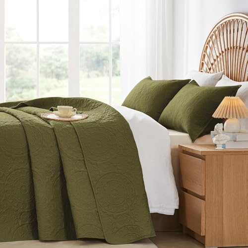 WURUIBO Olive Green Quilt Set Twin Size, Embossing Microfiber Bedspreads with Pillow Sham, Ligthweight Breathable Thin Coverlet, Reversible Bedding Set for All Season (1 Quilt, 1 Pillow Sham) WURUIBO